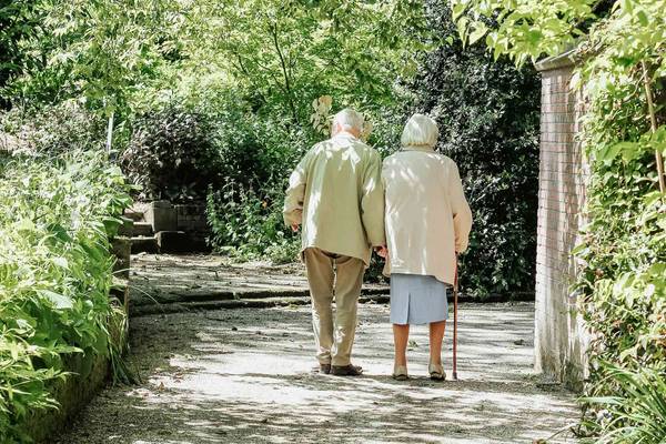 Senioren machen Spaziergang